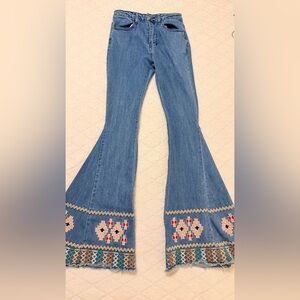 Saints & Hearts Women's Embroidered Bell Bottom Jeans Excellent Condition Small